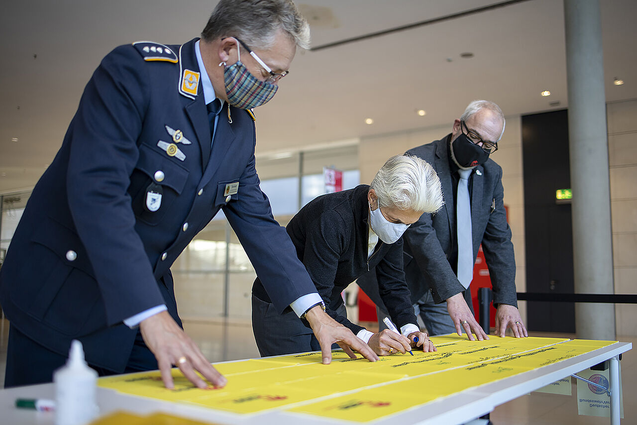 Die Verteidigungspolitikerin Marie-Agnes Strack-Zimmermann unterschreibt. Foto: DBwV/Yann Bombeke