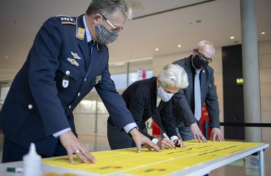 Die Verteidigungspolitikerin Marie-Agnes Strack-Zimmermann unterschreibt. Foto: DBwV/Yann Bombeke