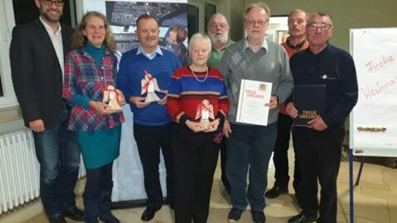 Zur sehr gut besuchten Weihnachtsfeier der Kameradschaft ERH Roth begrüßte Vorsitzender Hauptmann a.D. Wolfgang Schulze-Thummes als besonderen Gast den Bürgermeister der Stadt Roth. Bürgermeister Ralph Edelhäußer brachte für drei Mitglieder des Vorstands eine besondere Überraschung mit.  Er würdigte die langjährige ehrenamtliche Arbeit im Vorstand von Oberstabsarzt (w) Dr. Uta Heckl, Stabsfeldwebel a.D. Josef Schütz und Gisela Schütz mit dem „Ehrenengel“, einem von der Stadt gestifteten Auszeichnung. Die Arbeit in einem Ehrenamt könne gar nicht hoch genug gewürdigt werden. Gerade im Bereich Ehrenamt geschehe Vieles im Verborgenen. Die Stadt Roth wolle mit ihrem „Ehrenengel“ dieses Engagement ihrer Bürger sichtbar machen und öffentlich anerkennen, verdeutlichte der Bürgermeister.  Vorsitzender Schulze-Thummes ehrte zudem gemeinsam mit dem StoKa-Vorsitzenden Hauptmann a.D. Robert Wechsler sowie Bürgermeister und Hauptmann d.R. Ralph Edelhäußer die Oberstabsfeldwebel a.D. Artur Gerhäuser und Frank Rahm für 50-jährige bzw. 40- jährige Mitgliedschaft.