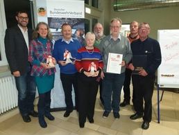 Zur sehr gut besuchten Weihnachtsfeier der Kameradschaft ERH Roth begrüßte Vorsitzender Hauptmann a.D. Wolfgang Schulze-Thummes als besonderen Gast den Bürgermeister der Stadt Roth. Bürgermeister Ralph Edelhäußer brachte für drei Mitglieder des Vorstands eine besondere Überraschung mit.  Er würdigte die langjährige ehrenamtliche Arbeit im Vorstand von Oberstabsarzt (w) Dr. Uta Heckl, Stabsfeldwebel a.D. Josef Schütz und Gisela Schütz mit dem „Ehrenengel“, einem von der Stadt gestifteten Auszeichnung. Die Arbeit in einem Ehrenamt könne gar nicht hoch genug gewürdigt werden. Gerade im Bereich Ehrenamt geschehe Vieles im Verborgenen. Die Stadt Roth wolle mit ihrem „Ehrenengel“ dieses Engagement ihrer Bürger sichtbar machen und öffentlich anerkennen, verdeutlichte der Bürgermeister.  Vorsitzender Schulze-Thummes ehrte zudem gemeinsam mit dem StoKa-Vorsitzenden Hauptmann a.D. Robert Wechsler sowie Bürgermeister und Hauptmann d.R. Ralph Edelhäußer die Oberstabsfeldwebel a.D. Artur Gerhäuser und Frank Rahm für 50-jährige bzw. 40- jährige Mitgliedschaft.