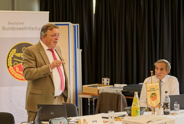 Tagungsleiter Franz Jung (l.) und Vorsitzender Gerhard Stärk hoffen für die Stärkung der Wahrnehmung des DBwV in den Dienststellen auf die Mithilfe der Spieße. Foto: DBwV/Ingo Kaminsky