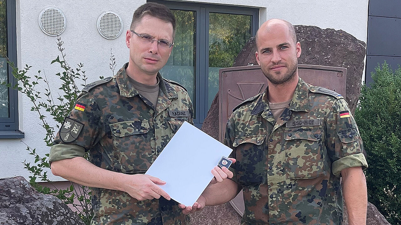 TruKa-Vorsitzender Hauptfeldwebel Sascha Schmidt (v.r.) überreicht dem Kommandeur vom Walldürner LogBtl 461 die Treueurkunde mit Anstecknadel für 25 Jahre Mitgliedschaft im DBwV. Foto: TruKa LogBtl 461