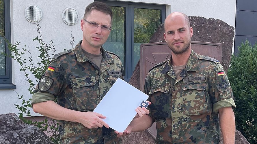 TruKa-Vorsitzender Hauptfeldwebel Sascha Schmidt (v.r.) überreicht dem Kommandeur vom Walldürner LogBtl 461 die Treueurkunde mit Anstecknadel für 25 Jahre Mitgliedschaft im DBwV. Foto: TruKa LogBtl 461