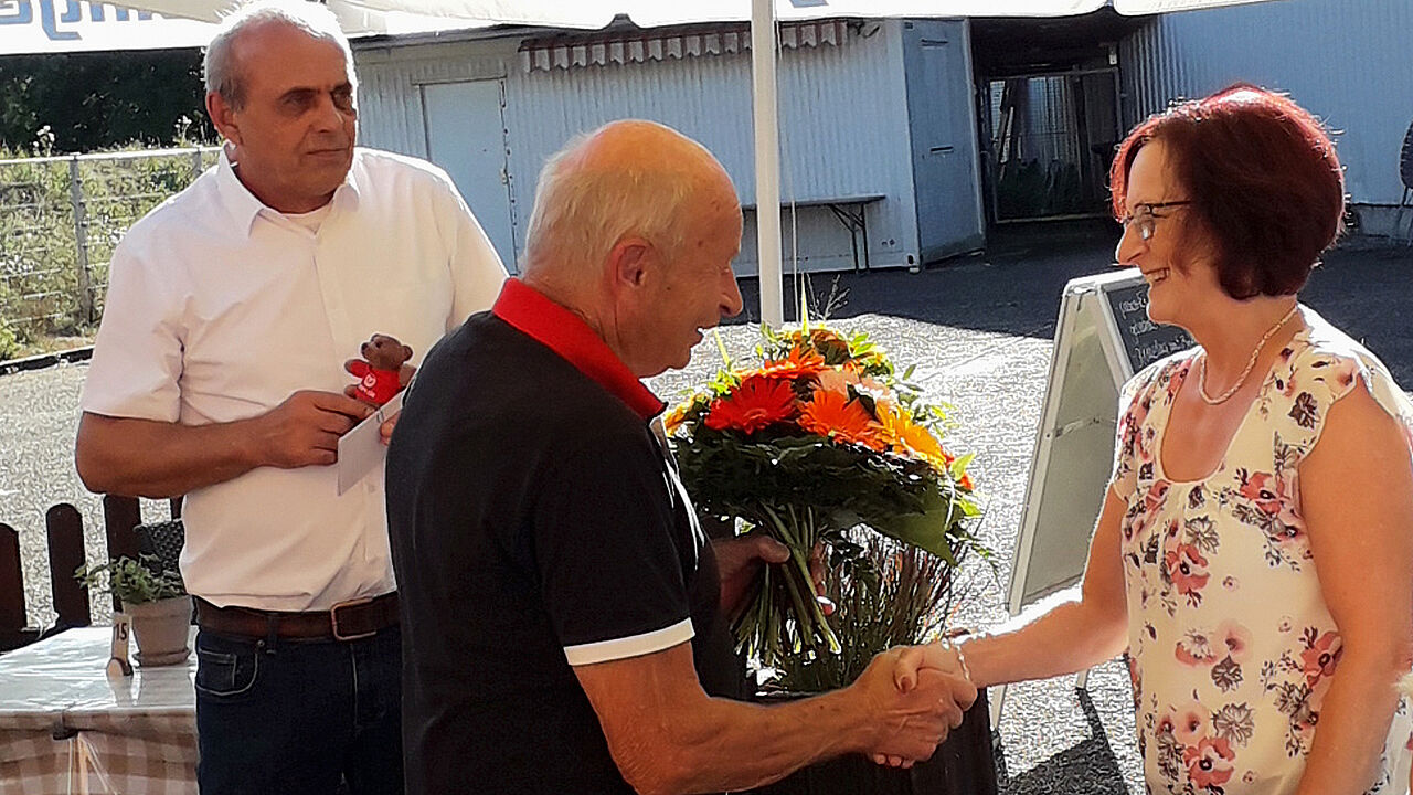 Die Mitglieder der sKERH Nordschwarzwald bedanken sich bei der Ehefrau von Stabsfeldwebel a.D. Klaus Maier für die Unterstützung der Verbandsarbeit. Foto: Uwe Kloppot