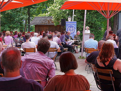 Rund 160 zivile Beschäftigte der Universität der Bundeswehr München kamen zu der besonderen Informationsveranstaltung im Biergarten des Casinos. Fotos: TruKa UniBw München