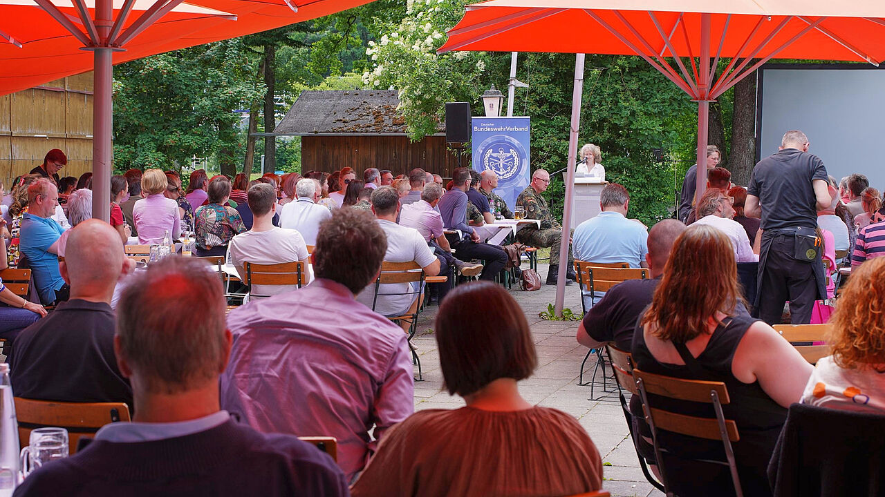 Rund 160 zivile Beschäftigte der Universität der Bundeswehr München kamen zu der besonderen Informationsveranstaltung im Biergarten des Casinos. Fotos: TruKa UniBw München