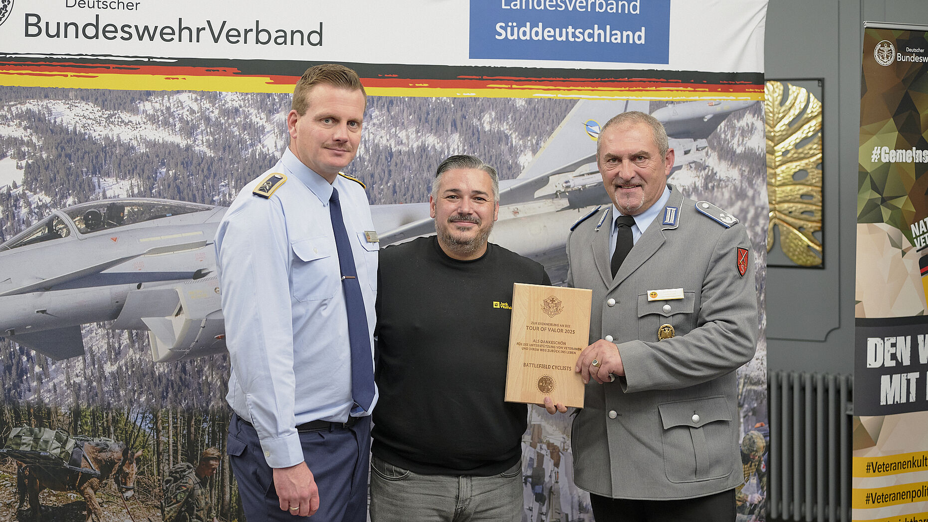 Stefan Huss dankte Christian Schleicher und Josef Rauch für die Unterstützung des Landesverbandes für die „Tour of Valor“. Foto: DBwV/Ingo Kaminsky