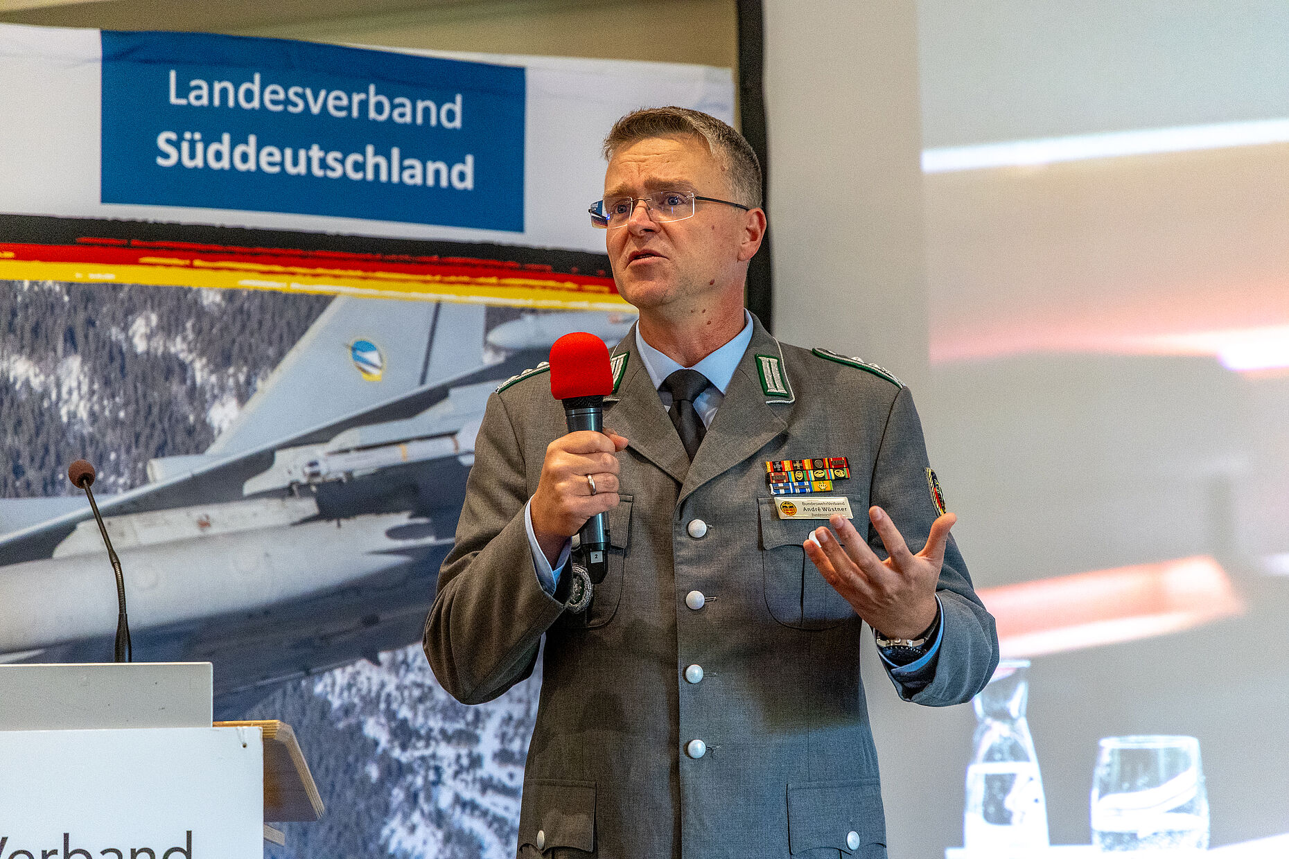 Bundesvorsitzender Oberst André Wüstner sprach über die sicherheitspolitischen Herausforderungen, den Aufwuchs der Bundeswehr und die Verantwortung der älteren Generation für die Weitergabe demokratischer Werte. Foto: DBwV/Sarina Flachsmeier