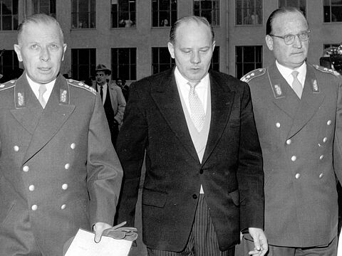 Am offiziellen Gründungstag der Bundeswehr erhalten Adolf Heusinger (l.), erster Generalinspekteur der Bundeswehr, und Hans Speidel (r.), Mitverfasser der „Himmeroder Denkschrift“, vom späteren Verteidigungsminister Theodor Blank (M.) am 12. November 1955 ihre Erkennungsurkunden zum Generalleutnant. Foto: Bundespresseamt