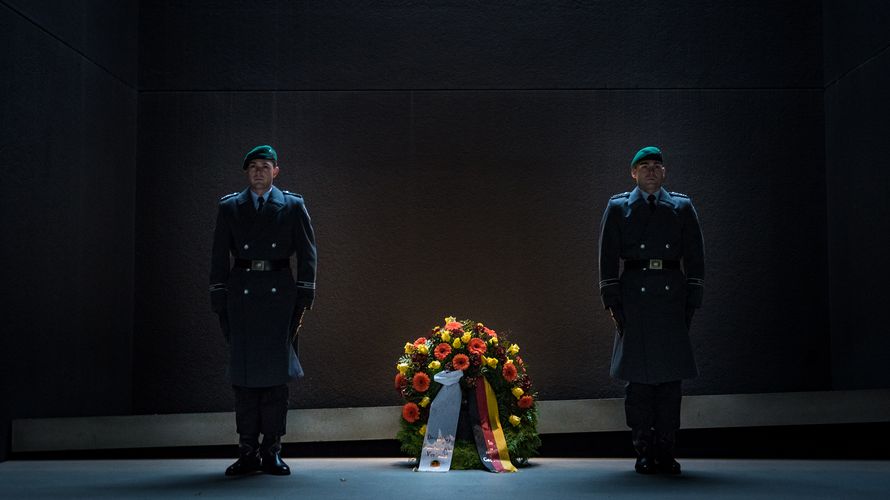 Kranzniederlegung am Ehrenmal der Bundeswehr im Bendlerblock: Am Sonntag wird zum Volkstrauertag wieder bundesweit an die Toten von Krieg und Gewaltherrschaft erinnert. Foto: DBwV/Zacharie Scheurer