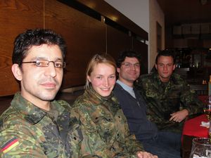 Shayan zusammen mit anderen Soldaten der Bundeswehr Foto: privat