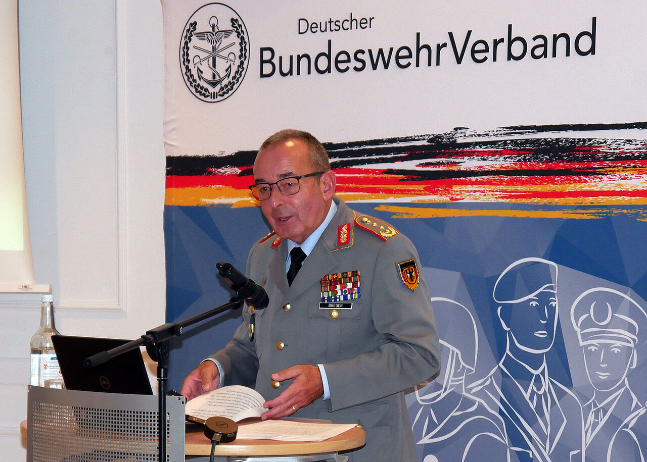 Breuer trug zur aktuellen Lage in der Bundeswehr vor. Foto: LV Nord