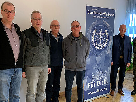 Der neugewählte Vorstand der KERH Rostock (v.l.n.r.): Oberstabsfeldwebel a.D. Rüdiger Oldenburg, Kapitänleutnant a.D. Kay Jancke, Kapitänleutnant a.D. Thomas Rochlitz, Oberstabsbootsmann a.D. Ingo Boltz, Oberst a.D. Jürgen Roske und Stabskapitänleutnant d.R. Peter Zettl. Foto: Steffen Braun