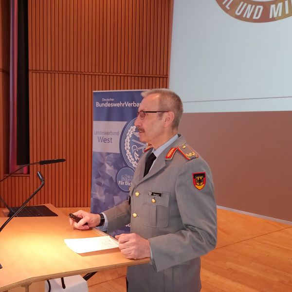 Zum Sachstand und Ergebnisbericht der Task Force Personal, mit deren Einrichtung im vergangenen Jahr der Vorschlag des DBwV aufgegriffen wurde, informierte Brigadegeneral Robert Karl Sieger. Foto: Gerald Arleth