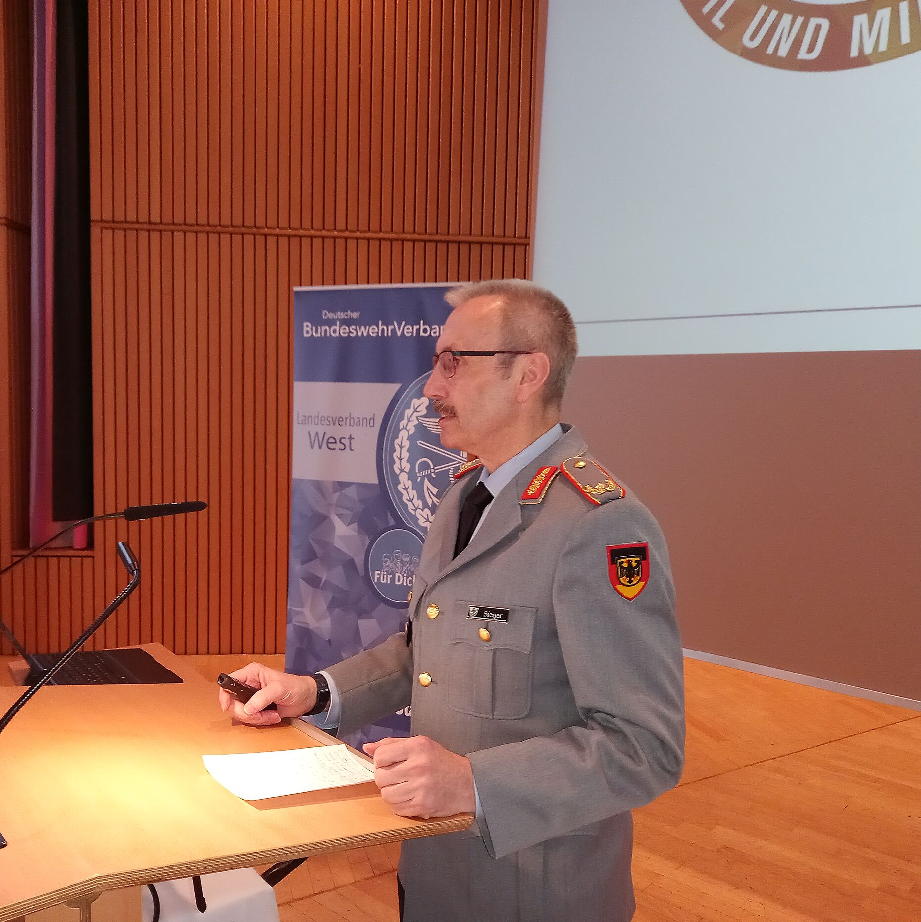 Zum Sachstand und Ergebnisbericht der Task Force Personal, mit deren Einrichtung im vergangenen Jahr der Vorschlag des DBwV aufgegriffen wurde, informierte Brigadegeneral Robert Karl Sieger. Foto: Gerald Arleth