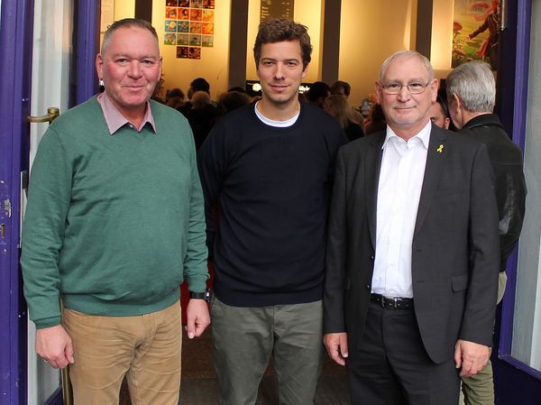 Der Landesvorsitzende, Hauptmann a.D. Uwe Köpsel (l.), und der Bezirksvorsitzende Berlin/Brandenburg, Stabsfeldwebel a.D. Frank Udo Reiche (r.), mit dem Regisseur Leonhard Hollmann. Foto DBwV/kuh