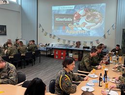 Viele Mitglieder der TruKa im Landeskommando Sachsen-Anhalt waren der Einladung zum bayrischen Frühstück gefolgt. Foto: Sven Jaluschka