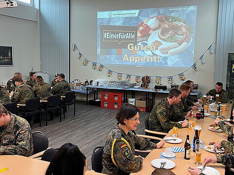 Viele Mitglieder der TruKa im Landeskommando Sachsen-Anhalt waren der Einladung zum bayrischen Frühstück gefolgt. Foto: Sven Jaluschka