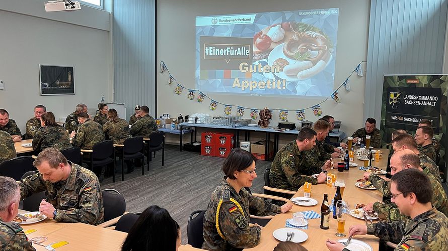 Viele Mitglieder der TruKa im Landeskommando Sachsen-Anhalt waren der Einladung zum bayrischen Frühstück gefolgt. Foto: Sven Jaluschka