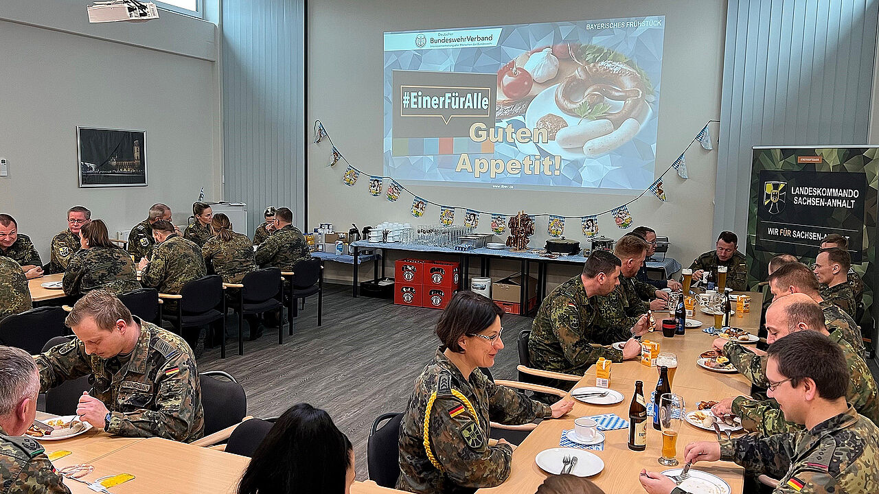 Viele Mitglieder der TruKa im Landeskommando Sachsen-Anhalt waren der Einladung zum bayrischen Frühstück gefolgt. Foto: Sven Jaluschka