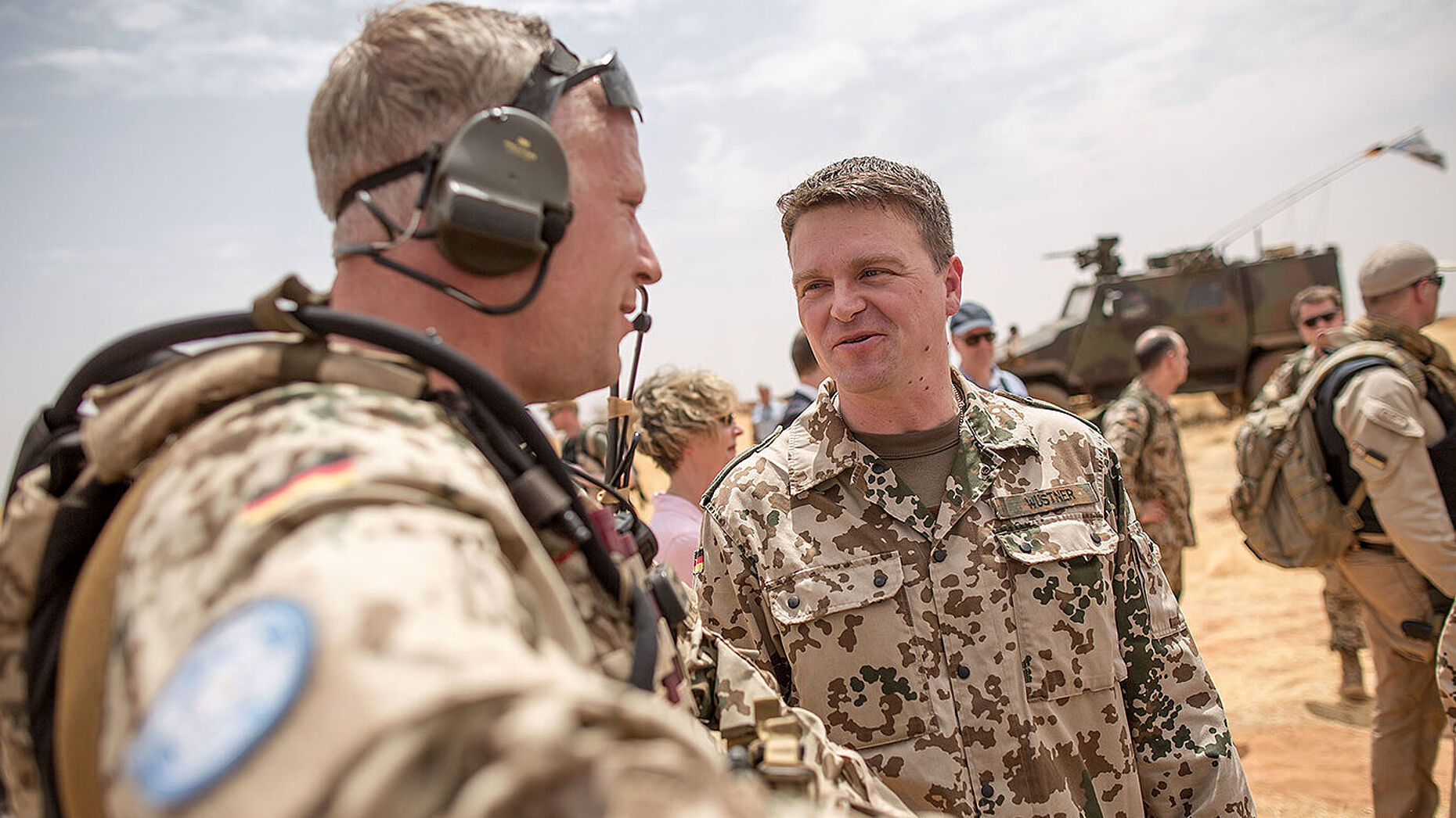 André Wüstner , Vorsitzender des Deutschen BundeswehrVerbands, spricht bei einer Übung im Camp Castor in Gao in Mali mit Soldaten (Foto: dpa)