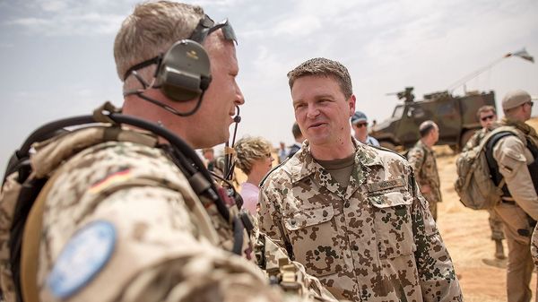 André Wüstner , Vorsitzender des Deutschen Bundeswehrverbands, spricht bei einer Übung im Camp Castor in Gao in Mali mit Soldaten (Foto: dpa)