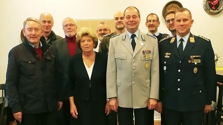 Wunstorf: Gebauer (vorne, 2.v.r.) mit dem StoKa-Vorstand. Foto: Rainer Barz