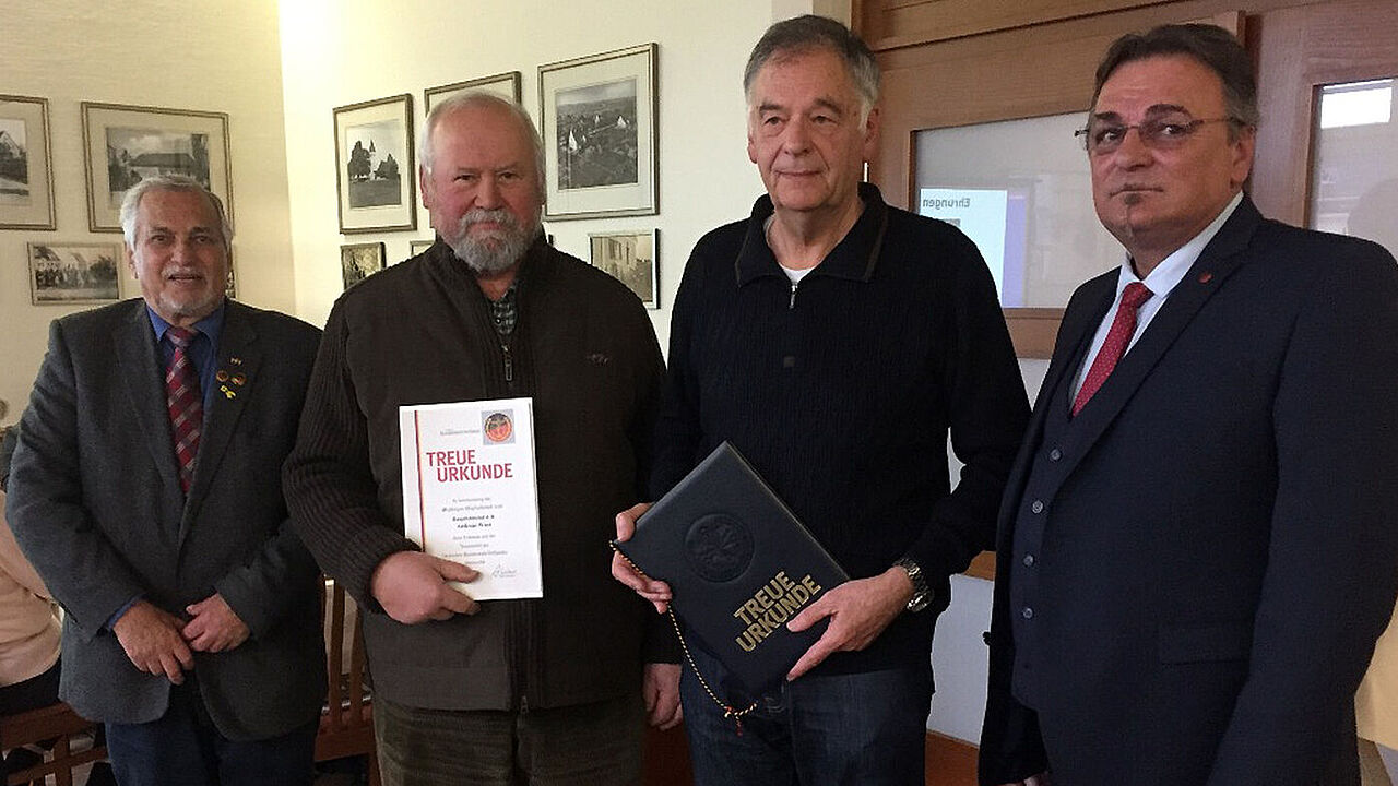 Vorsitzender KERH Stabsfeldwebel a.D. Josef Bschleipfer(v. l.), Hauptfeldwebel d.R. Andreas Wust, Oberstleutnant a.D. Karl Heinz Brandner und Bezirksvorsitzender Franz Jung. Foto: Michael Lipp