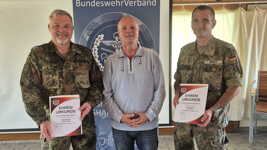 Passend zum Wechsel des TruKa Vorsitzes von Oberstleutnant Rudat (re) an Stabsfeldwebel Tüllner (li) dankte der Bezirksvorsitzender Hauptmann a.D. Michael Grothe zunächst noch den beiden Mandatsträgern für ihr Engagement und überreichte beiden die DBwV Ehrennadel in Bronze. Foto: Truka SHAPE