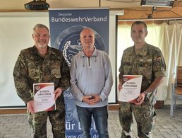 Passend zum Wechsel des TruKa Vorsitzes von Oberstleutnant Rudat (re) an Stabsfeldwebel Tüllner (li) dankte der Bezirksvorsitzender Hauptmann a.D. Michael Grothe zunächst noch den beiden Mandatsträgern für ihr Engagement und überreichte beiden die DBwV Ehrennadel in Bronze. Foto: Truka SHAPE