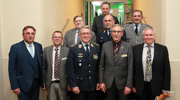 Der DBwV war mit 22 Mandatsträgern beim Bodenseekongress dabei: Hier Mitglieder des Landesvorstands, Stv. Bundesvorsitzender Andreas Steinmetz (vorne, M.) und DBwV-Ehrenmitglied Charly Bög (vorne, r.). Foto: DBwV/Kaminsky