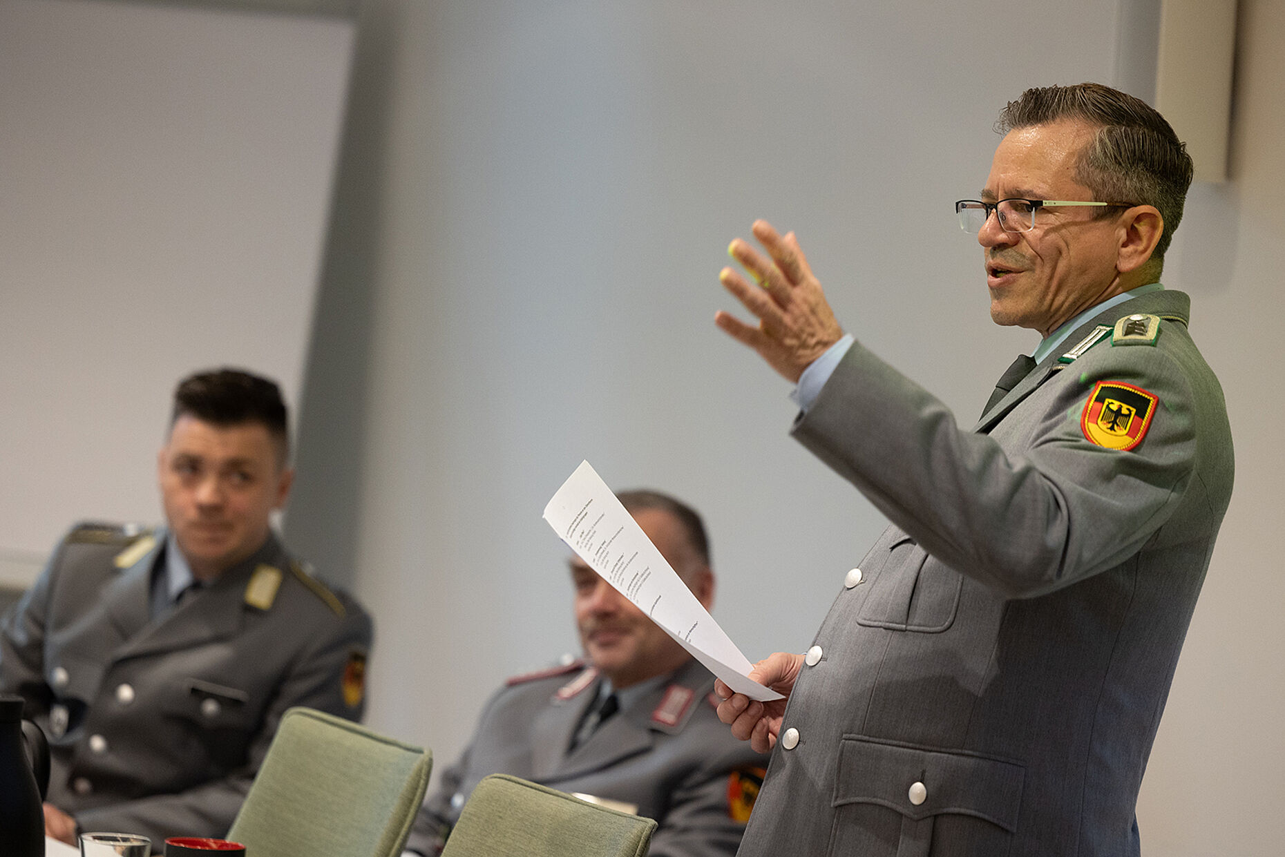 Der stellvertretende Bundesvorsitzende, Stabsfeldwebel a.D. Thomas Schwappacher, eröffnete als Tagungsleiter die diesjährige Mannschaftstagung des DBwV. Foto: DBwV/Yann Bombeke