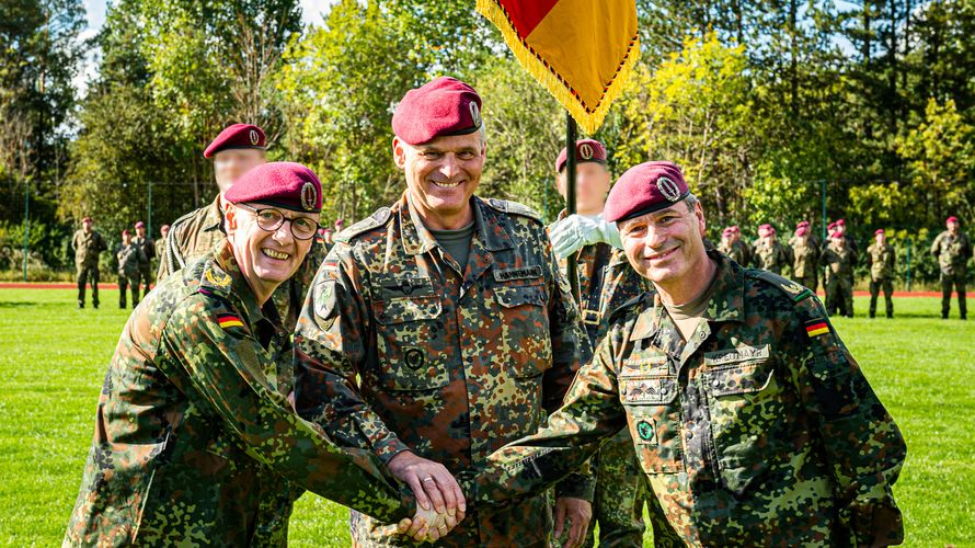 Beim Übergabeappell in Calw: Brigadegeneral Ansgar Meyer (v.l.n.r.), Generalmajor Andreas Hannemann und Brigadegeneral Markus Kreitmayr. Foto: Bundeswehr