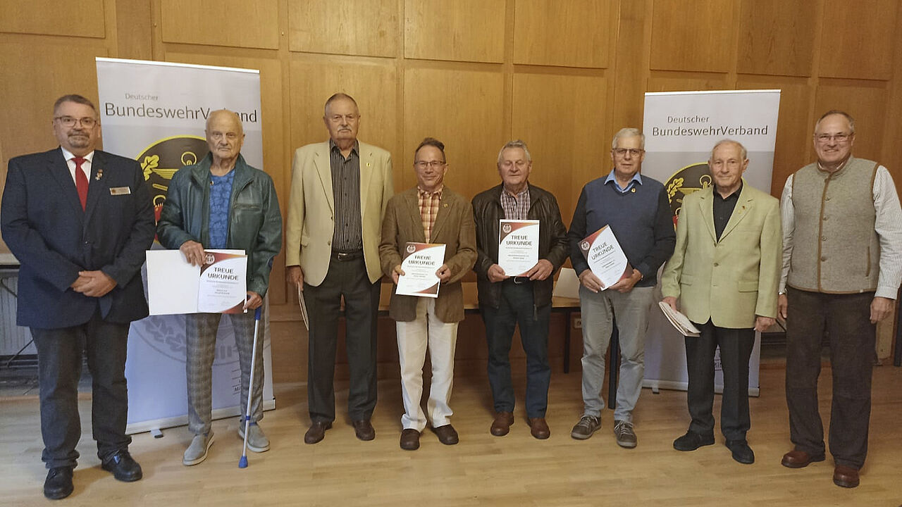 Beim Sommerfest ehrte Vorsitzender Friedel Wegner langjährige Mitglieder des DBwV, darunter Oberst a.D. Richardt (60 Jahre), Stabsfeldwebel a.D. Arnsburg (60), Oberstleutnant a.D. Merkle (50), Oberstabsbootsmann a.D. Spaja (50), Stabsfeldwebel a.D. Schelb (50) und Hauptmann a.D. Schlesinger (60) sowie Stellvertreter Stabsfeldwebel a.D. Oberbeck. Fotos: we