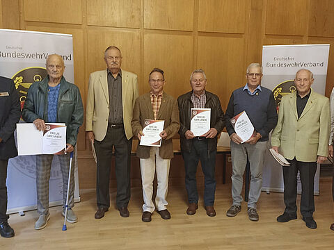 Beim Sommerfest ehrte Vorsitzender Friedel Wegner langjährige Mitglieder des DBwV, darunter Oberst a.D. Richardt (60 Jahre), Stabsfeldwebel a.D. Arnsburg (60), Oberstleutnant a.D. Merkle (50), Oberstabsbootsmann a.D. Spaja (50), Stabsfeldwebel a.D. Schelb (50) und Hauptmann a.D. Schlesinger (60) sowie Stellvertreter Stabsfeldwebel a.D. Oberbeck. Fotos: we