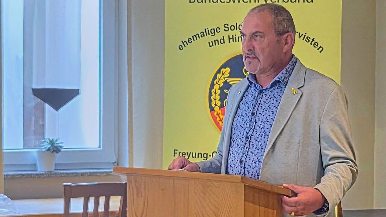 Landesvorsitzender Oberstleutnant a.D. Josef Rauch informierte bei seinem Besuch der KERH Freyung-Grafenau/Passauer Land über zentrale Themen aktueller Verbandsarbeit. Foto: Alois Hofer