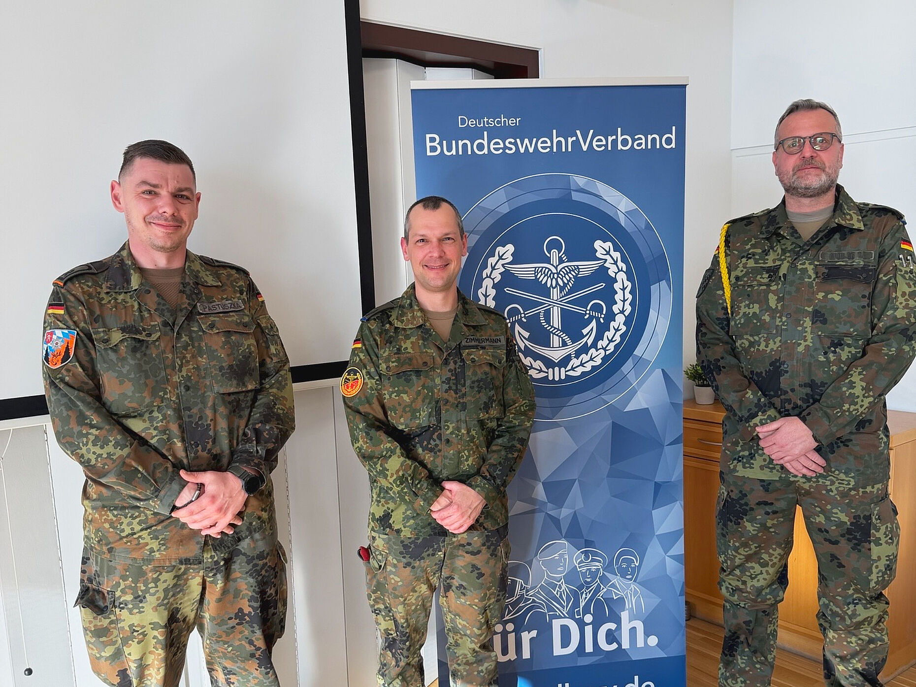 Die gewählten Vorsitzenden (von links) am Standort Roding: Hauptfeldwebel Florian Pastuszka (TruKa 8./FJgRgt 3), Oberstleutnant Thomas Zimmermann (StoKa Roding) sowie Oberstabsfeldwebel Tobias Manfred Müller (TruKa VersBtl 4). Foto: Brian Berger
