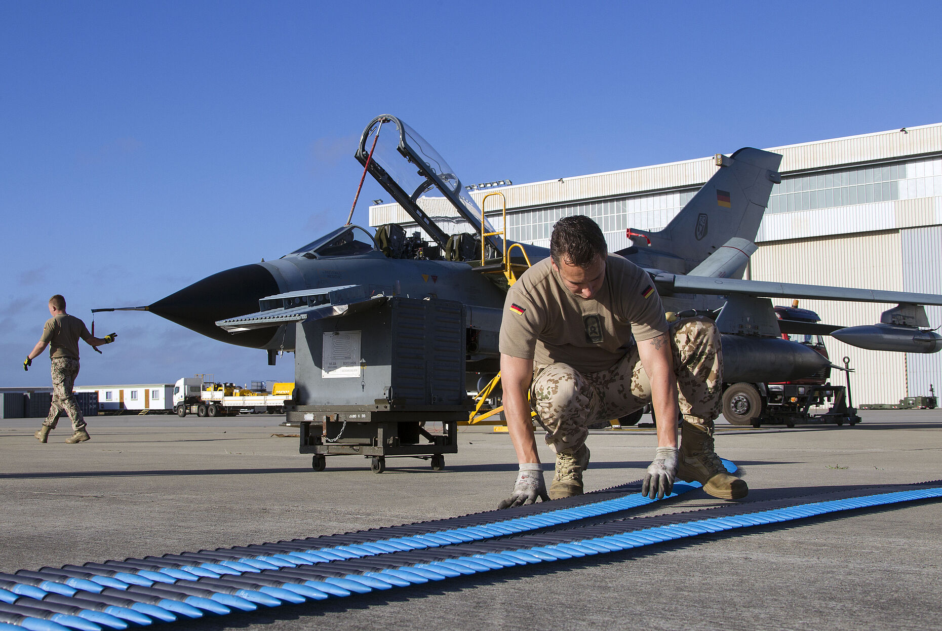 Soldaten des Taktischen Luftwaffengeschwader 33 aus Büchel mit einem Tornado während einer Übung in Südafrika. Foto: Bundeswehr/Andrea Bienert