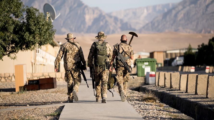 Soldaten gehen durch das Camp Marmal in Mazar-e Sharif/Afghanistan während der Rückverlegung und Ende der Mission Resolute Support. Foto: Bundeswehr/Torsten Kraatz