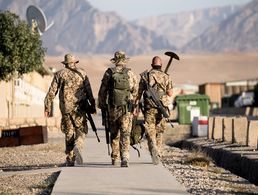 Soldaten gehen durch das Camp Marmal in Mazar-e Sharif/Afghanistan während der Rückverlegung und Ende der Mission Resolute Support. Foto: Bundeswehr/Torsten Kraatz