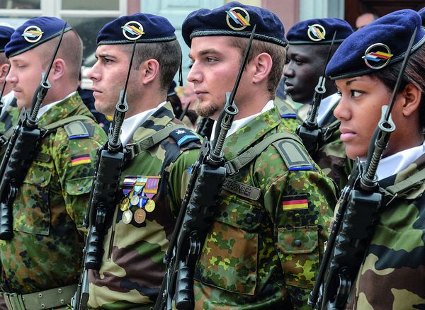 Die Soldaten der Deutsch-Französischen Brigade – hier sind einige von ihnen bei einem Appell im südbadischen Müllheim angetreten – sind ein Ausdruck der sicherheitspolitischen Kooperation beider Länder. Foto: picture alliance/Winfried Rothermel