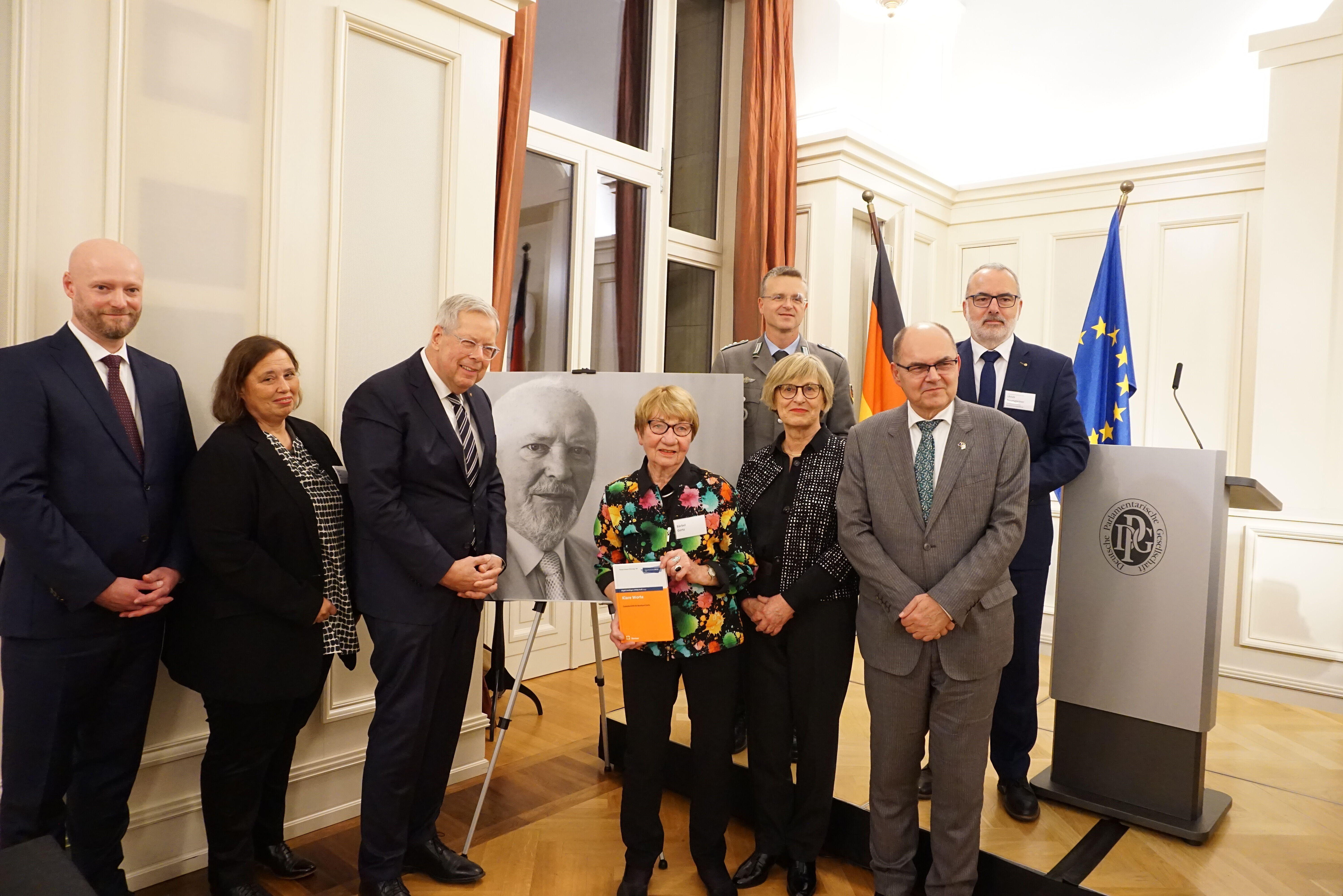 Philip Kraft und Tanja Menz (von links), beide Stellvertretende Vorsitzende der Deutschen Härtefallstiftung, Wehrbeauftragter a.D. Reinhold Robbe (SPD), Bärbel Gertz, Herausgebrin Birgitt Heidinger, und Christian Schmidt (CSU), Bundesminister a. D. und Hoher Repräsentant für Bosnien und Herzegowina. Hinten Oberst André Wüstner und Generaloberstabsarzt a. D. Dr. Ulrich Baumgärtner, der Vorstandsvorsitzende der Deutschen Härtefallstiftung. Foto: DBwV/Eva Krämer