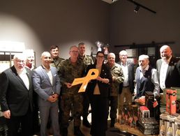 In der Mitte mit der gelben Schleife Susanne Zein, General Ulrich Ott rechts und Hauptmann Martin Würz links neben ihr. Foto: Klaus Böttcher