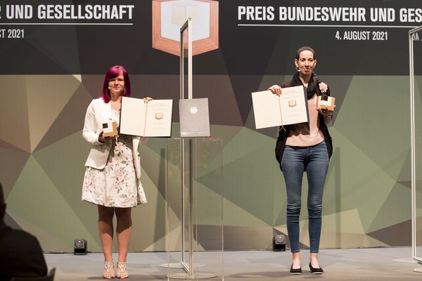 In der Kategorie "Einzelpersonen" wurden Steffi Marczok und Frau Tina Wawrzyniak ausgezeichnet. Foto: Bundeswehr/Kraatz