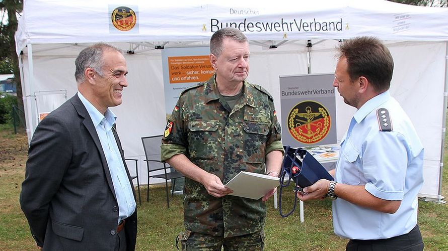 Die Gelegenheit des Festes nutzten Oberstabsfeldwebel a.D. Jürgen Görlich und TruKa Vorsitzender Hauptmann Mario Held um Oberst Gerd Weiß vom Zentrum für Cybersicherheit zu seiner 40-jähigen DBwV Mitgliedschaft zu gratulieren. Foto: OStFw d.R. Paul Hager