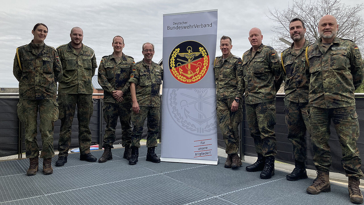 In Rennerod tauschte sich der Stellvertreter des Landesvorsitzenden, Stabsfeldwebel Volker Keil, kürzlich mit dem Kommandeur und den Kompaniefeldwebeln des SanRgt 2 aus. Foto: DBwV