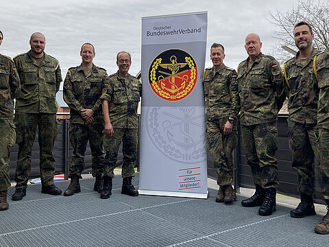 In Rennerod tauschte sich der Stellvertreter des Landesvorsitzenden, Stabsfeldwebel Volker Keil, kürzlich mit dem Kommandeur und den Kompaniefeldwebeln des SanRgt 2 aus. Foto: DBwV