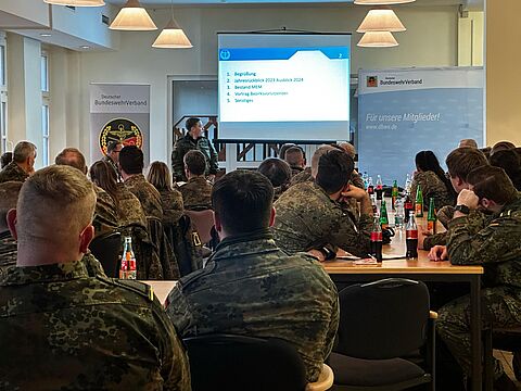 Oberfeldwebel Lisa Boxhammer, stellvertretende. Vorsitzende der TruKa Barnimkaserne führt durch die Tagesordnung. Foto: Steven Boenisch