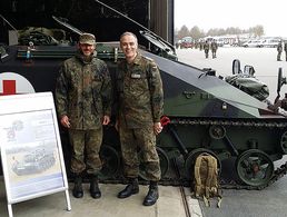 Oberstabsfeldwebel Jürgen Görlich mit Hauptfeldwebel Thomas Eidenschink, dem Vorsitzenden der Truppenkameradschaft des Sanitätslehrregiments
