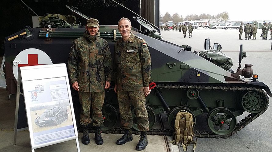 Oberstabsfeldwebel Jürgen Görlich mit Hauptfeldwebel Thomas Eidenschink, dem Vorsitzenden der Truppenkameradschaft des Sanitätslehrregiments